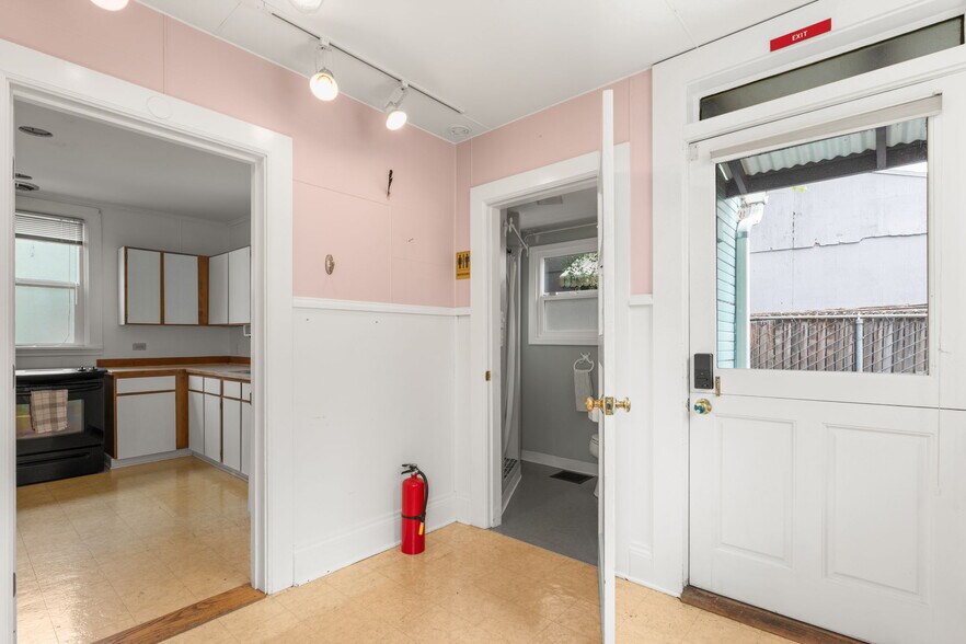 More Photos Of 1516 SE 43rd Ave, Portland Medical For Sale