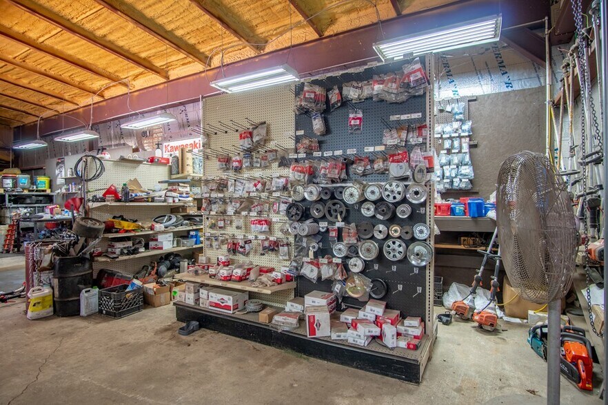 More Photos Of 424 Terrell Rd, Franklin Showroom For Sale