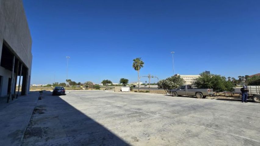 More Photos Of 405 Crossroads St, Laredo General Retail For Lease