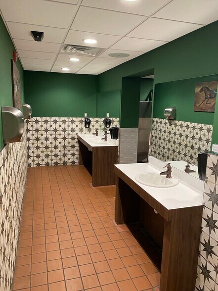 More Photos Of 410 S Clippert St, Lansing Restaurant For Sale