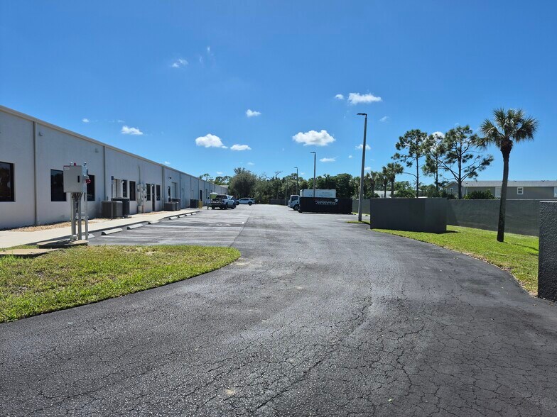 More Photos Of 18070 S Tamiami Trl, Fort Myers Storefront Retail Office For Lease