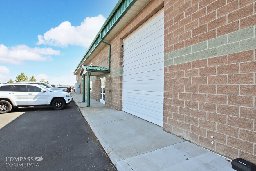 More Photos Of 494 SW Veterans Way, Redmond Warehouse For Lease