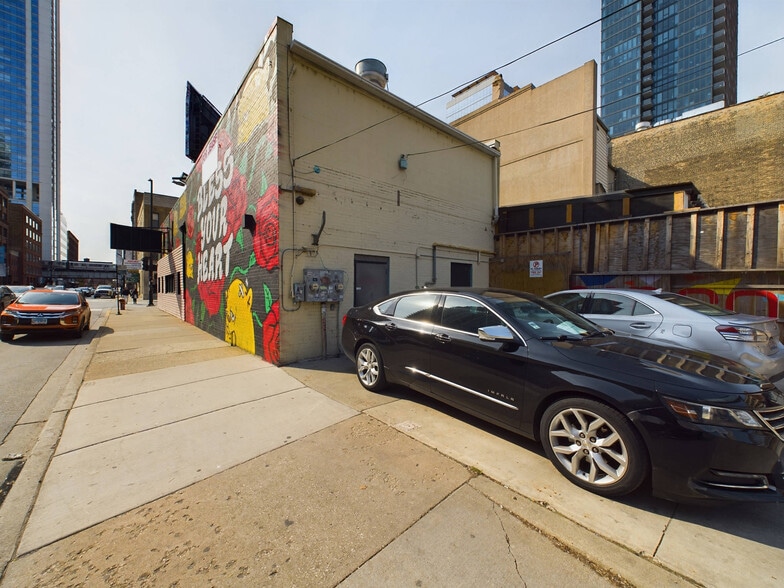 More Photos Of 601 N Wells St, Chicago Freestanding For Lease