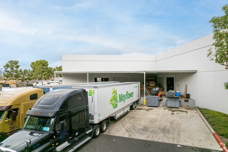 More Photos Of 72 Fairbanks, Irvine Manufacturing For Lease