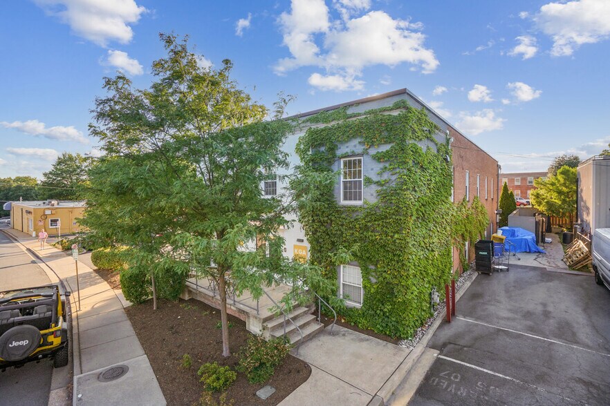 More Photos Of 105 N Maple Ave, Falls Church Medical For Sale