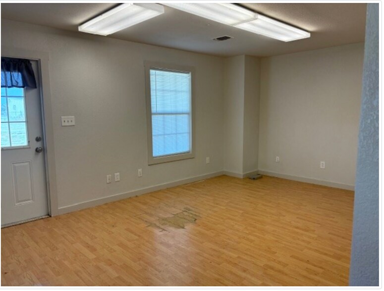More Photos Of 2812 Cobbler Ln, Kerrville Distribution For Sale
