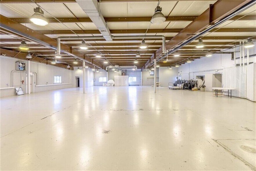 More Photos Of 6886 Wishart St, Huntsville Light Distribution For Lease