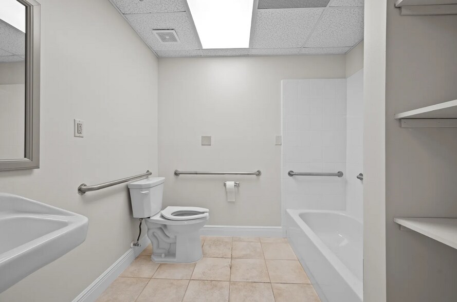 More Photos Of 2441 NW 43rd St, Gainesville General Retail For Lease