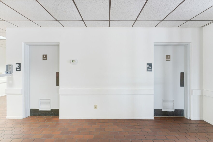 More Photos Of 420 Tamiami Trl S, Venice Medical For Sale