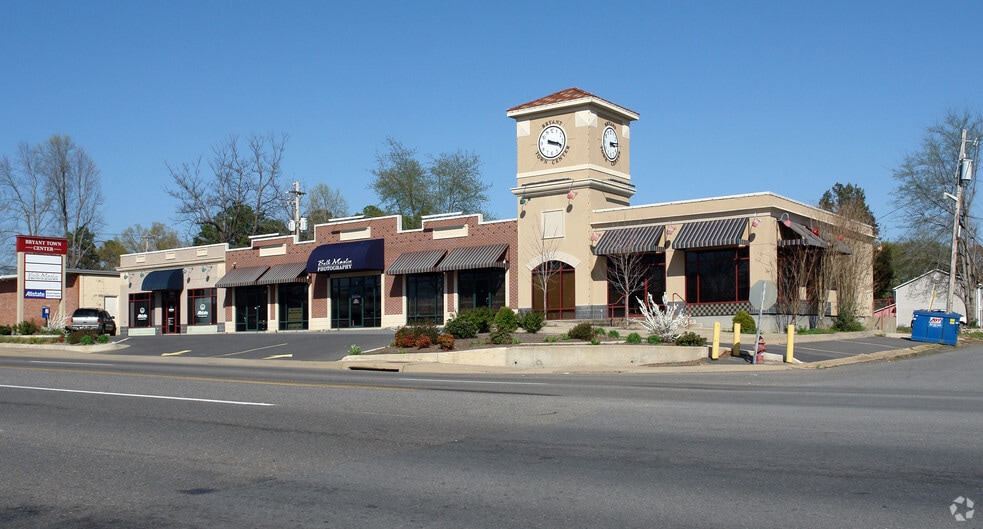 More Photos Of 304 Reynolds Rd, Bryant Freestanding For Lease