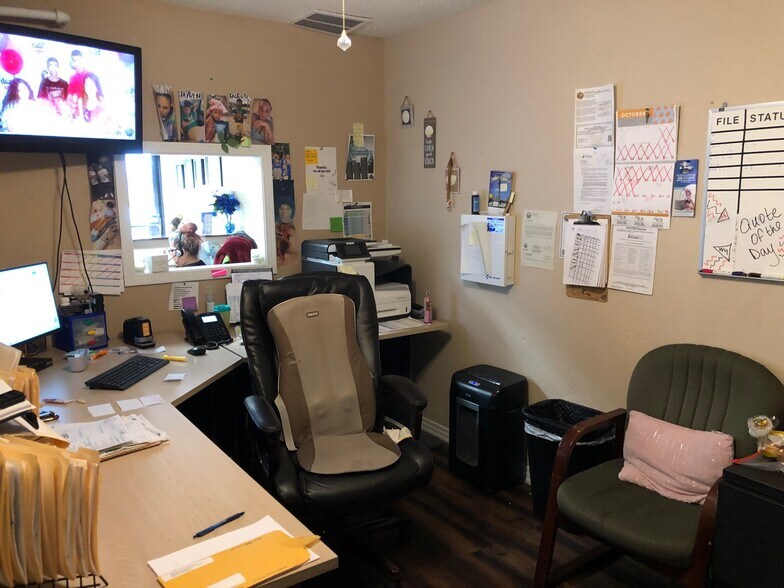 More Photos Of 12155 Metro Pky, Fort Myers Showroom For Lease