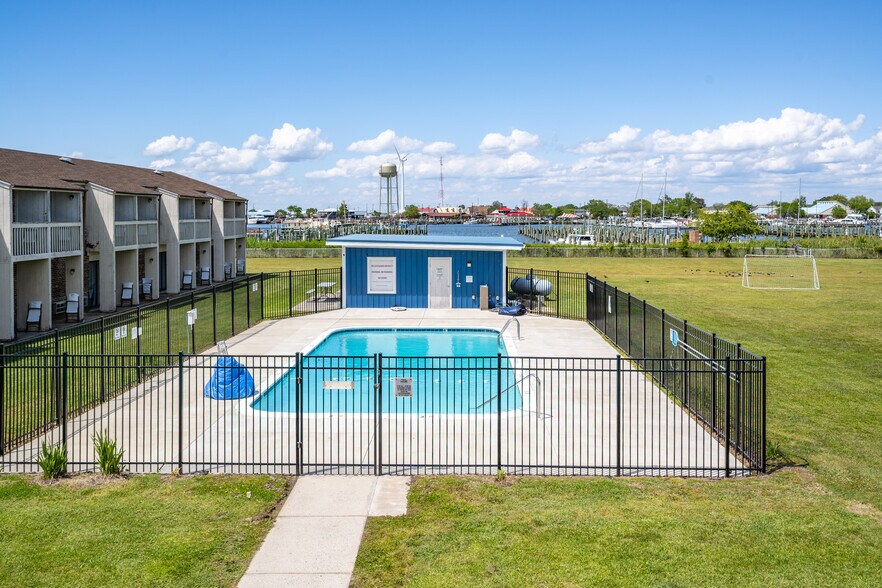 More Photos Of 700 Norris Harbor Dr, Crisfield Hotel For Sale