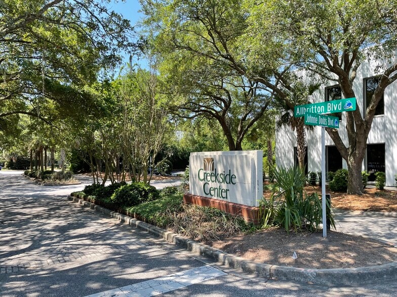 More Photos Of 884 Allbritton Blvd, Mount Pleasant Office For Lease