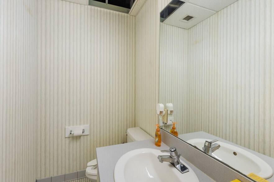 More Photos Of 19-25 Main St, Hartford Office Residential For Sale