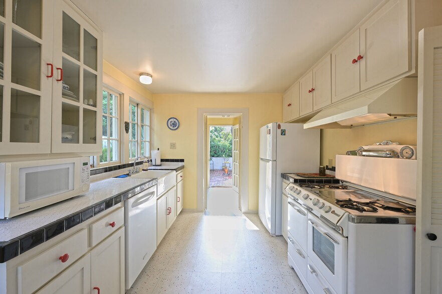More Photos Of 2636 N Beachwood Dr, Los Angeles Apartments For Sale