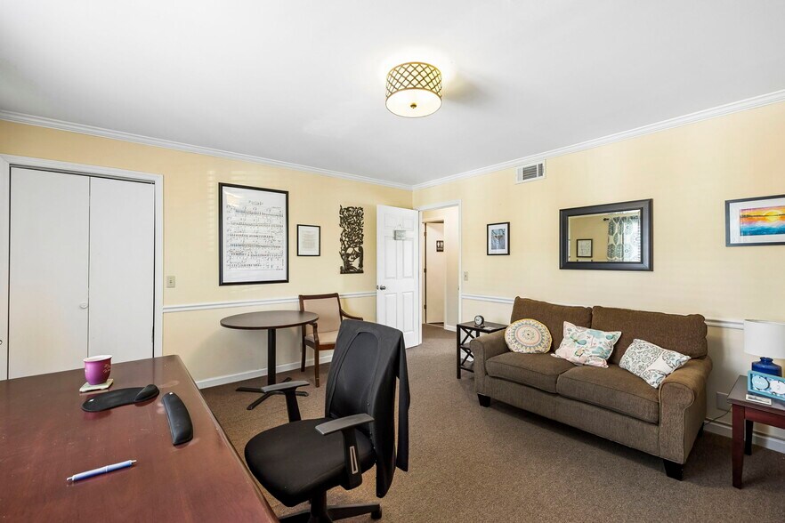 More Photos Of 109 Holiday Ct, Franklin Office For Sale