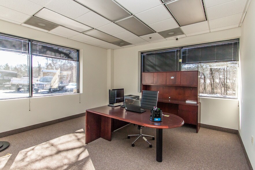 More Photos Of 45645 Willow Pond Plz, Sterling Office For Sale