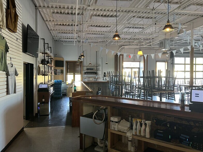 More Photos Of 16 Business Park Dr, Branford Warehouse For Lease