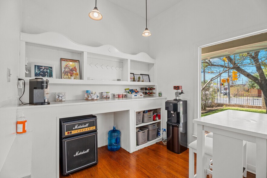 More Photos Of 1002 N Flores St, San Antonio Loft Creative Space For Lease