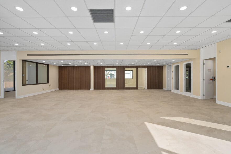 More Photos Of 3305 Lake Breeze Dr, Orlando Bank For Sale