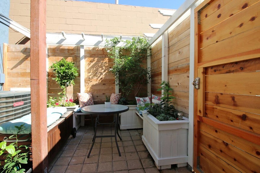 More Photos Of 1146-1148 Garnet Ave, San Diego General Retail For Sale