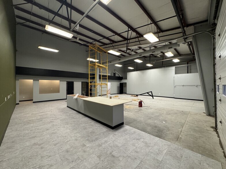 More Photos Of 4922 Port Royal Rd, Spring Hill Showroom For Lease