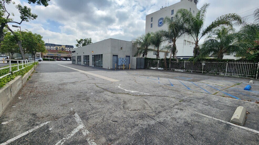 More Photos Of 313 S Central Ave, Glendale Freestanding For Lease