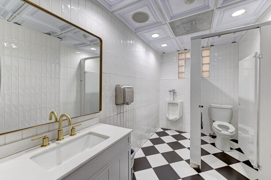 More Photos Of 3325 Ridge Rd, Lansing General Retail For Sale