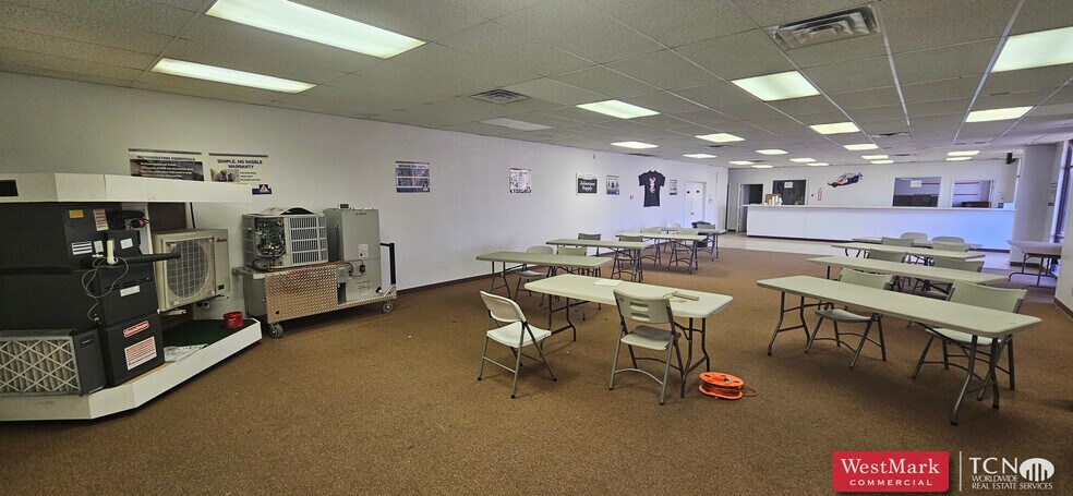 More Photos Of 6035 45th St, Lubbock Showroom For Lease