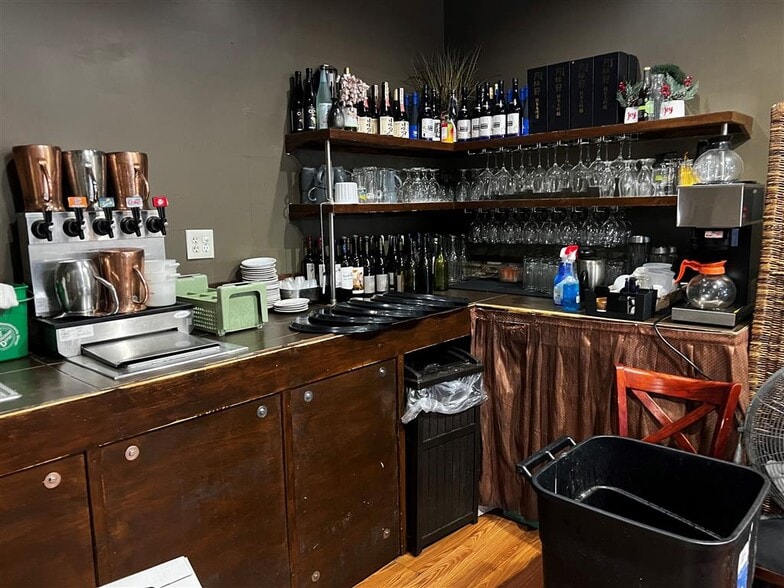 More Photos Of 710 Bacons Bridge Rd, Summerville Storefront For Lease