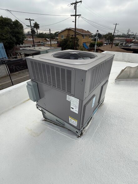 More Photos Of 3605 E 8th St, Los Angeles Distribution For Lease