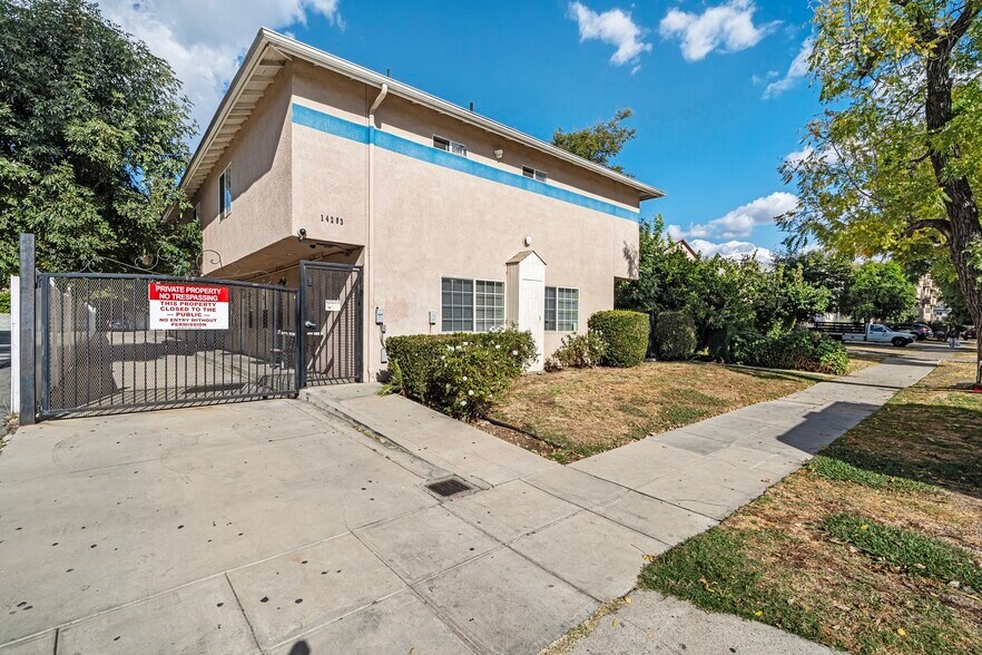 Primary Photo Of 14203 Sylvan St, Van Nuys Apartments For Lease