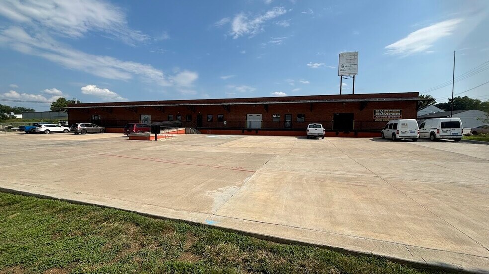 More Photos Of 224 N Stewart Ave, Springfield Warehouse For Lease
