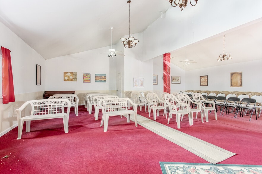 More Photos Of 1367 SW Highway 138, Riverdale Office For Sale