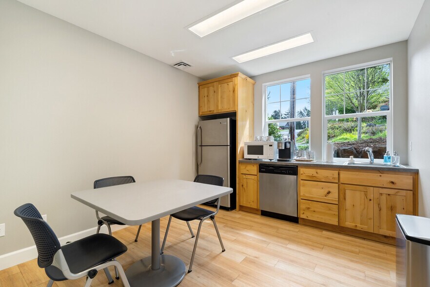 More Photos Of 2210 NE 22nd St, Lincoln City Office For Lease