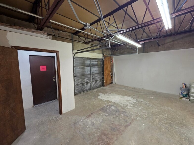 More Photos Of 307 W Rhapsody Dr, San Antonio Light Manufacturing For Lease
