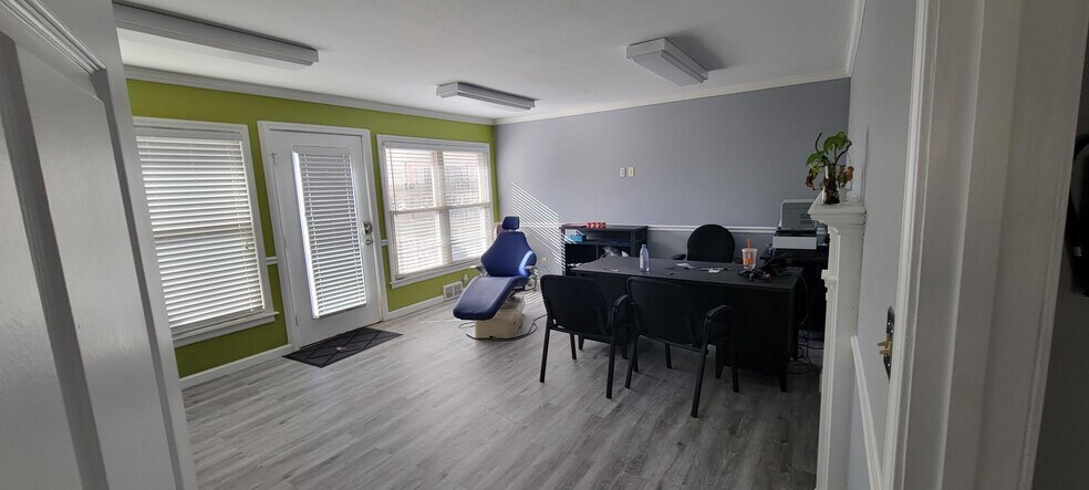 More Photos Of 5940 Lamar Ave, Mission Freestanding For Lease