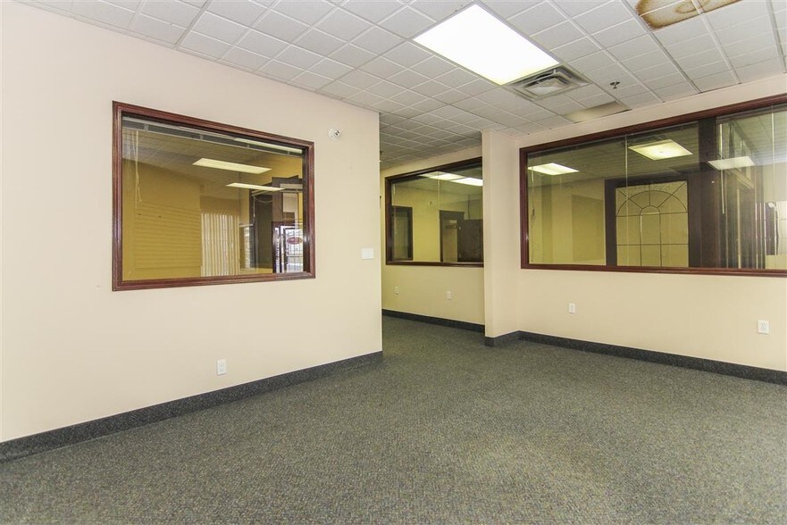 More Photos Of 1015 Centre St NW, Calgary Storefront Retail Residential For Lease