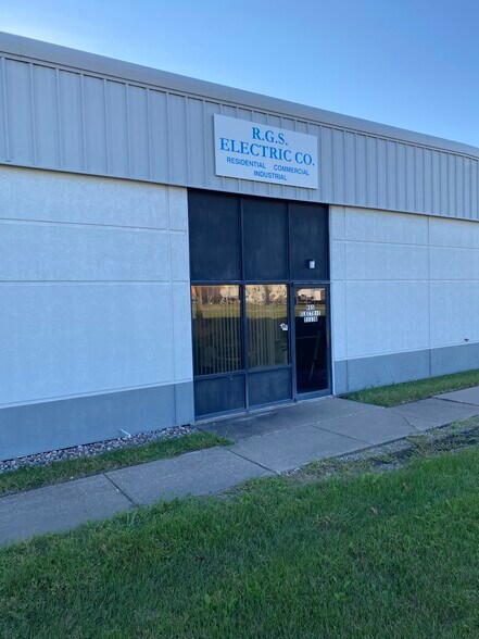 More Photos Of 5107-5114 Tremont Ave, Davenport Warehouse For Lease