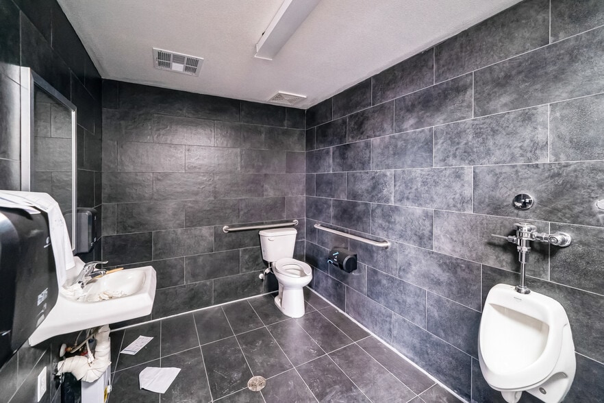 More Photos Of 2330 E Kaviland Ave, Fresno Light Manufacturing For Sale