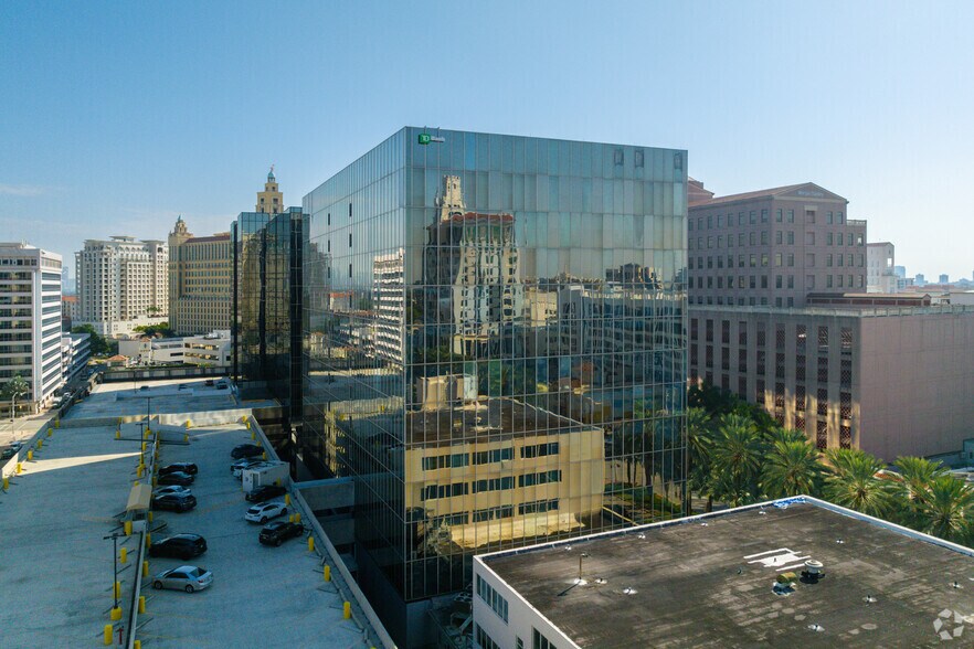 More Photos Of 255 Alhambra Cir, Coral Gables Office For Lease