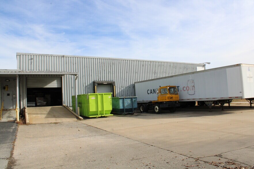 More Photos Of 3660 S School Ave, Fayetteville Warehouse For Lease