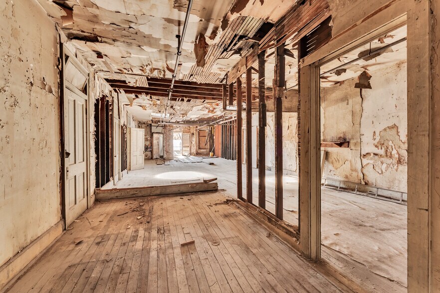 More Photos Of 500 W Commercial St, Springfield Storefront Retail Office For Sale