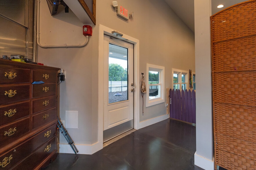 More Photos Of 12167 Lee Hwy, Sperryville Veterinarian Kennel For Sale