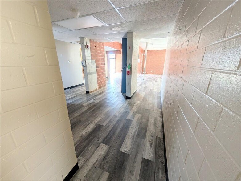 More Photos Of 910 New York St, Humboldt Freestanding For Sale