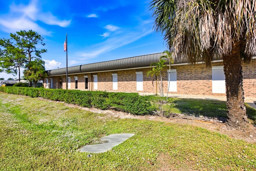 Primary Photo Of 3581 Mercantile Ave, Naples Manufacturing For Lease