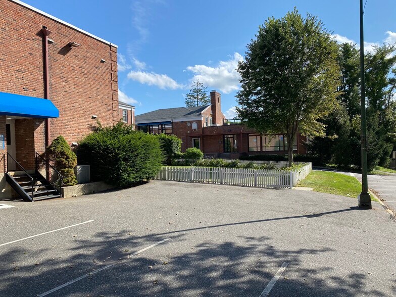 More Photos Of 85 Forest Ave, Locust Valley Office For Lease