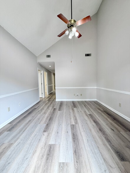 More Photos Of 11285 elkins Rd, Roswell Office Residential For Lease
