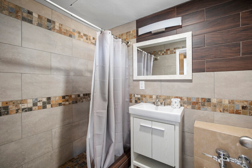 More Photos Of 3811 W Chestnut Expy, Springfield Hotel For Sale