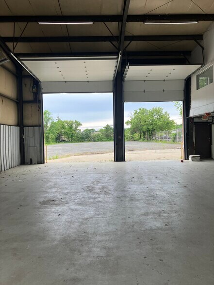 More Photos Of 4821 Stamp Rd, Temple Hills Warehouse For Lease